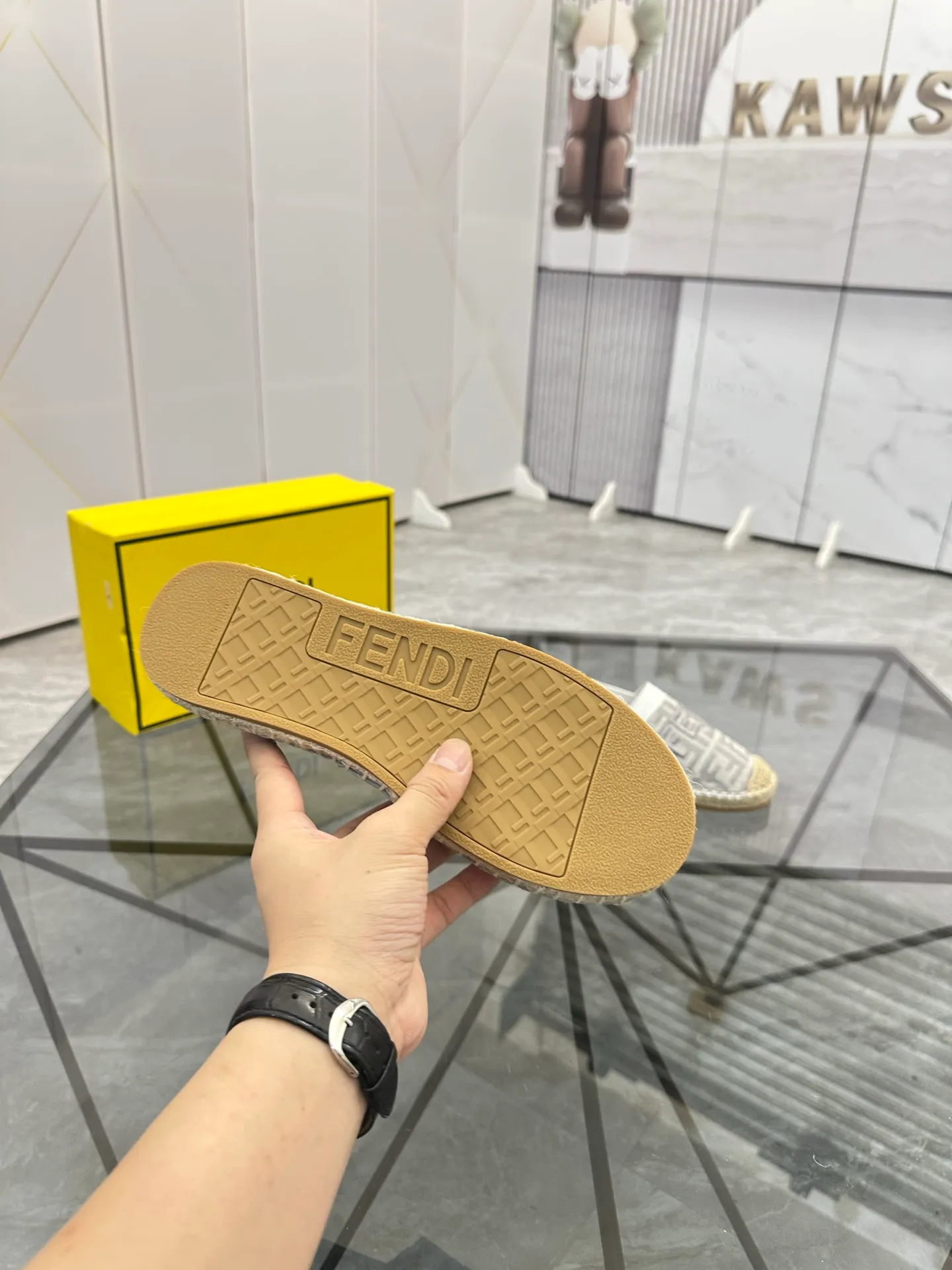 Selling men's shoes 💰: 💰P420¥ Product trademark: Fendi* "Fendi*" low-top fisherman's shoes Regular size: 38-44 (can be customized to 37.45) Product materials: upper imported cowhide stitched with original fabric, sheepskin lining, original outsole. Number: 1023